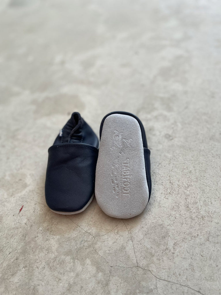 Chaussons pantoufles pour bébé couleur en cuir parfait pour la crèche - Baby slofjes van leer perfect voor de kinderkamer -   Baby slippers in leather perfect for the nursery, daycare