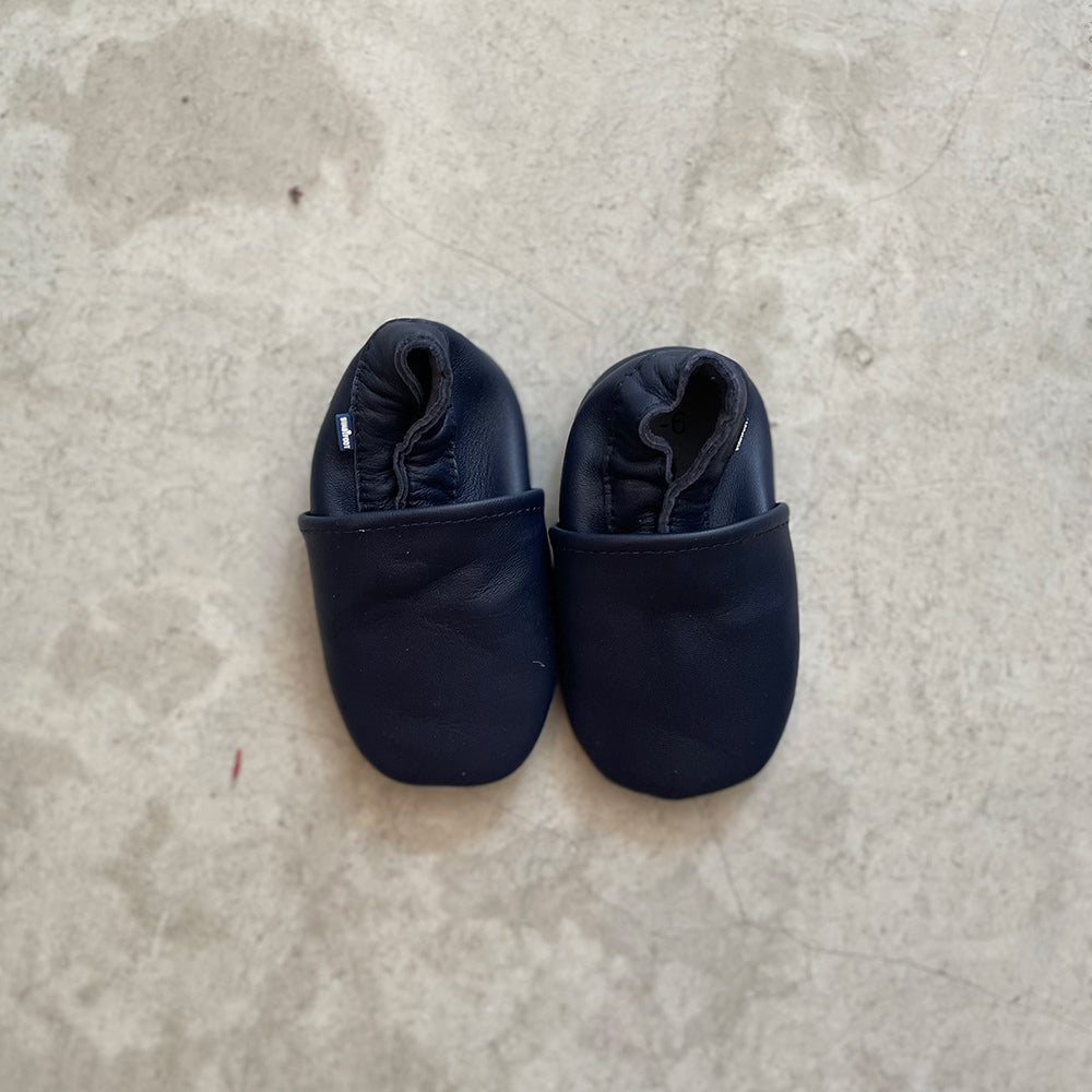 Chaussons pantoufles pour bébé couleur en cuir parfait pour la crèche - Baby slofjes van leer perfect voor de kinderkamer -   Baby slippers in leather perfect for the nursery, daycare