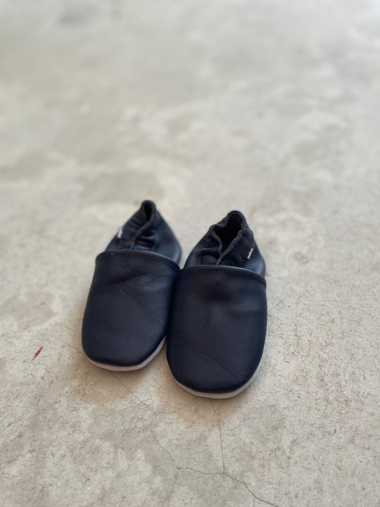 Chaussons pantoufles pour bébé couleur en cuir parfait pour la crèche - Baby slofjes van leer perfect voor de kinderkamer -   Baby slippers in leather perfect for the nursery, daycare