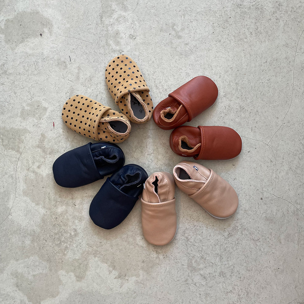 Chaussons pantoufles pour bébé couleur en cuir parfait pour la crèche - Baby slofjes van leer perfect voor de kinderkamer -   Baby slippers in leather perfect for the nursery, daycare