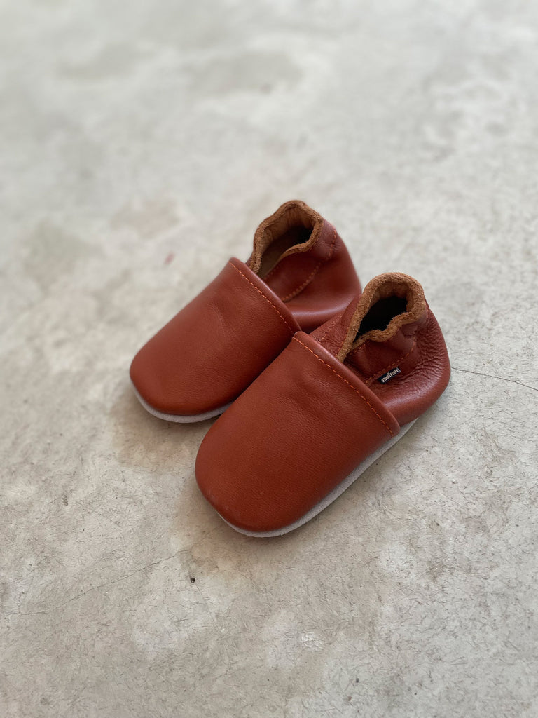Chaussons pantoufles pour bébé couleur cognac en cuir parfait pour la crèche - Cognackleurige babyslofjes van leer perfect voor de kinderkamer -   Cognac color baby slippers in leather perfect for the nursery