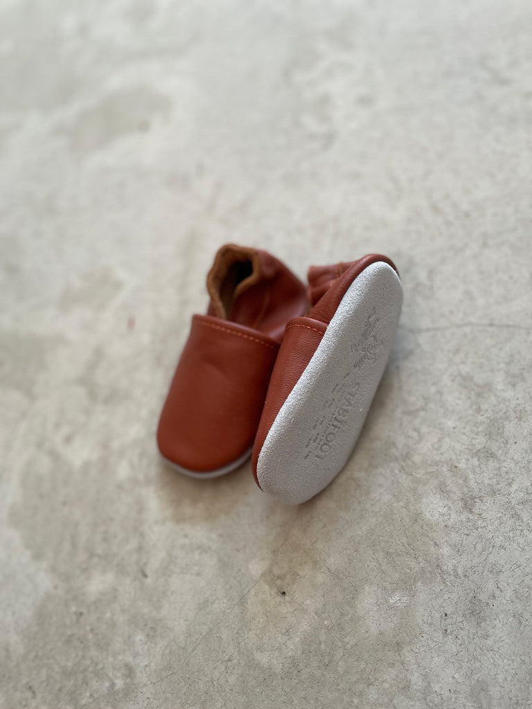 Chaussons pantoufles pour bébé couleur cognac en cuir parfait pour la crèche - Cognackleurige babyslofjes van leer perfect voor de kinderkamer -   Cognac color baby slippers in leather perfect for the nursery