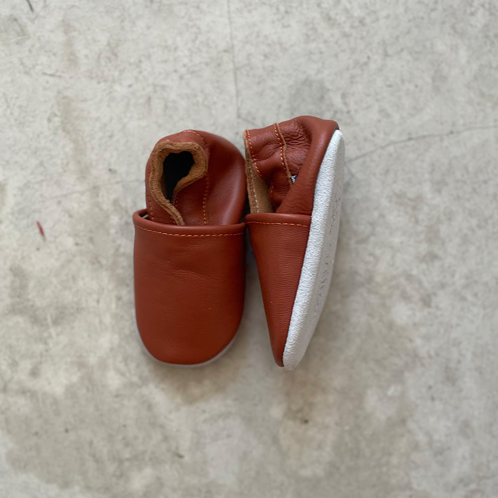 Chaussons pantoufles pour bébé couleur cognac en cuir parfait pour la crèche - Cognackleurige babyslofjes van leer perfect voor de kinderkamer -   Cognac color baby slippers in leather perfect for the nursery