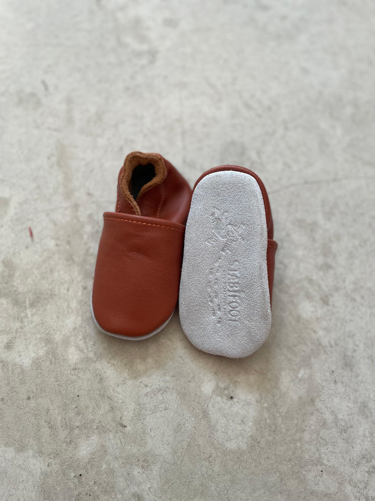 Chaussons pantoufles pour bébé couleur cognac en cuir parfait pour la crèche - Cognackleurige babyslofjes van leer perfect voor de kinderkamer -   Cognac color baby slippers in leather perfect for the nursery