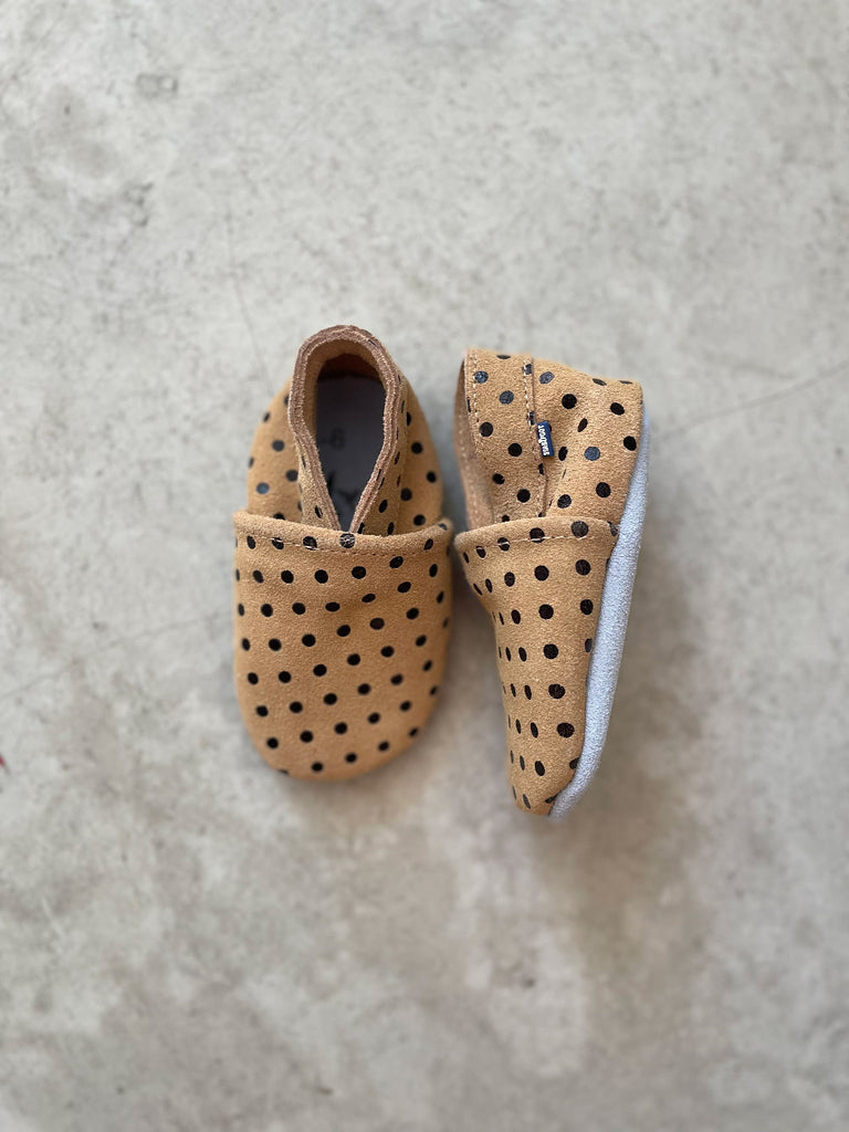 Chaussons pantoufles pour bébé couleur en cuir parfait pour la crèche - Baby slofjes van leer perfect voor de kinderkamer -   Baby slippers in leather perfect for the nursery, daycare