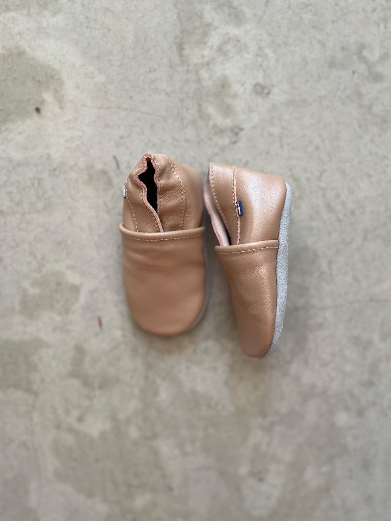 Chaussons pantoufles pour bébé couleur en cuir parfait pour la crèche - Baby slofjes van leer perfect voor de kinderkamer -   Baby slippers in leather perfect for the nursery, daycare