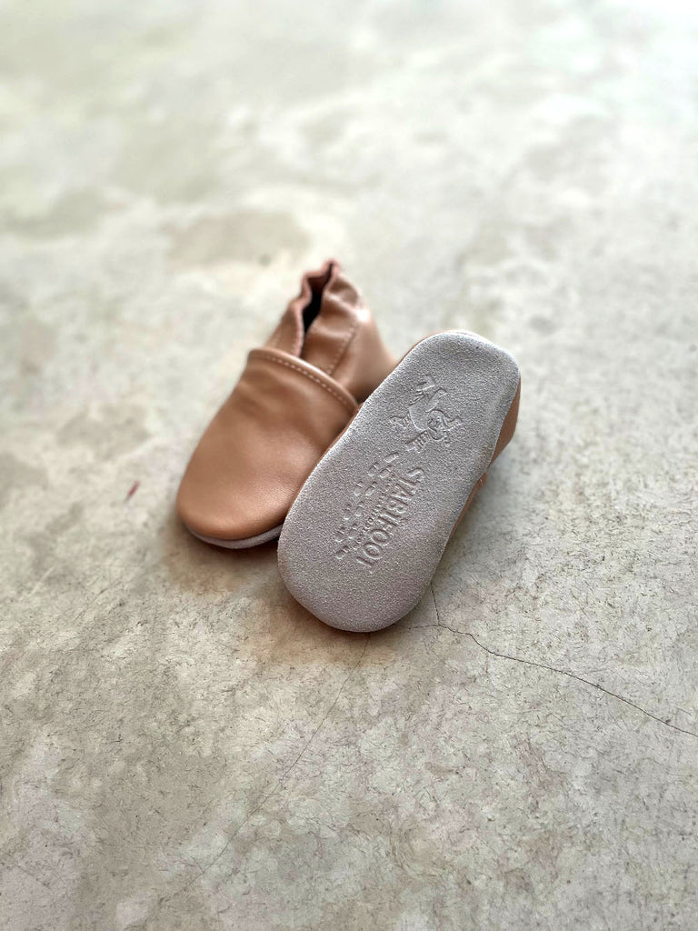 Chaussons pantoufles pour bébé couleur en cuir parfait pour la crèche - Baby slofjes van leer perfect voor de kinderkamer -   Baby slippers in leather perfect for the nursery, daycare