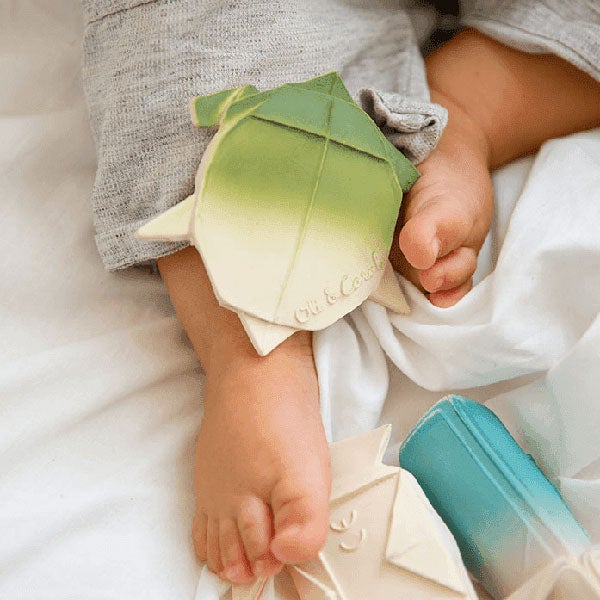 cadeau naissance jeu dentition bébé baby teether birth gift jouet bain bruxelles oli and carol bizoo bizoo